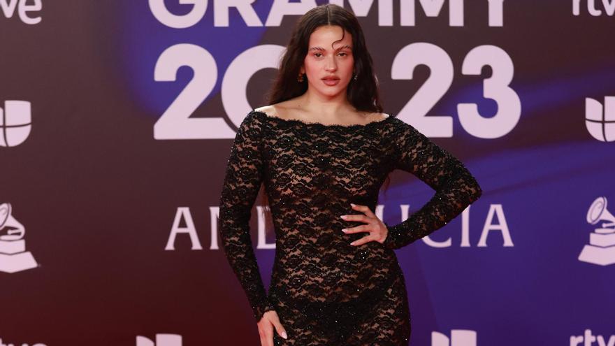 Zara pone a la venta el vestido clon del que lució Rosalía en los últimos premios Latin Grammy de Sevilla