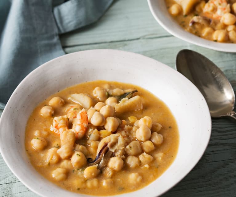 Receta de potaje de garbanzos con sepia y langostinos al ajillo: sabores del mar y la tierra