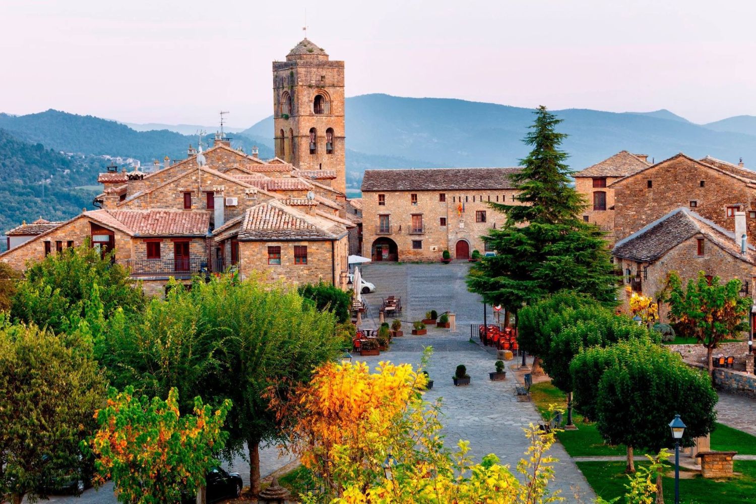 Ainsa, Huesca: conoce el pueblo medieval más turístico de España