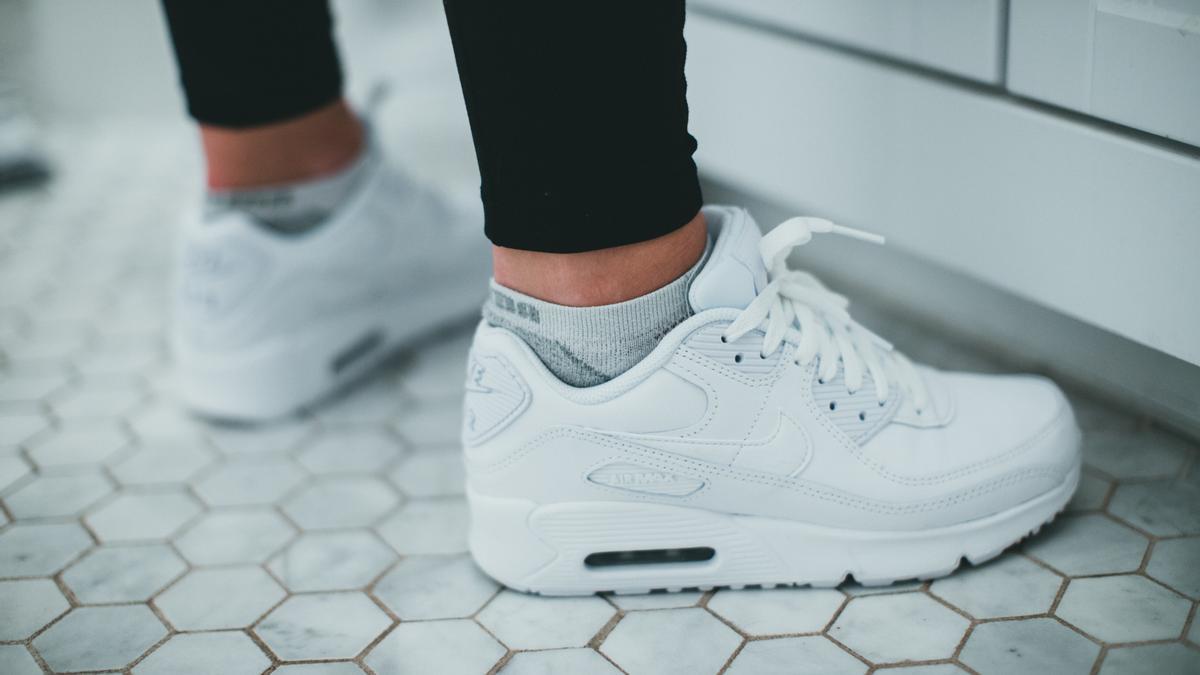 Así puedes dejar tus zapatillas blancas como nuevas
