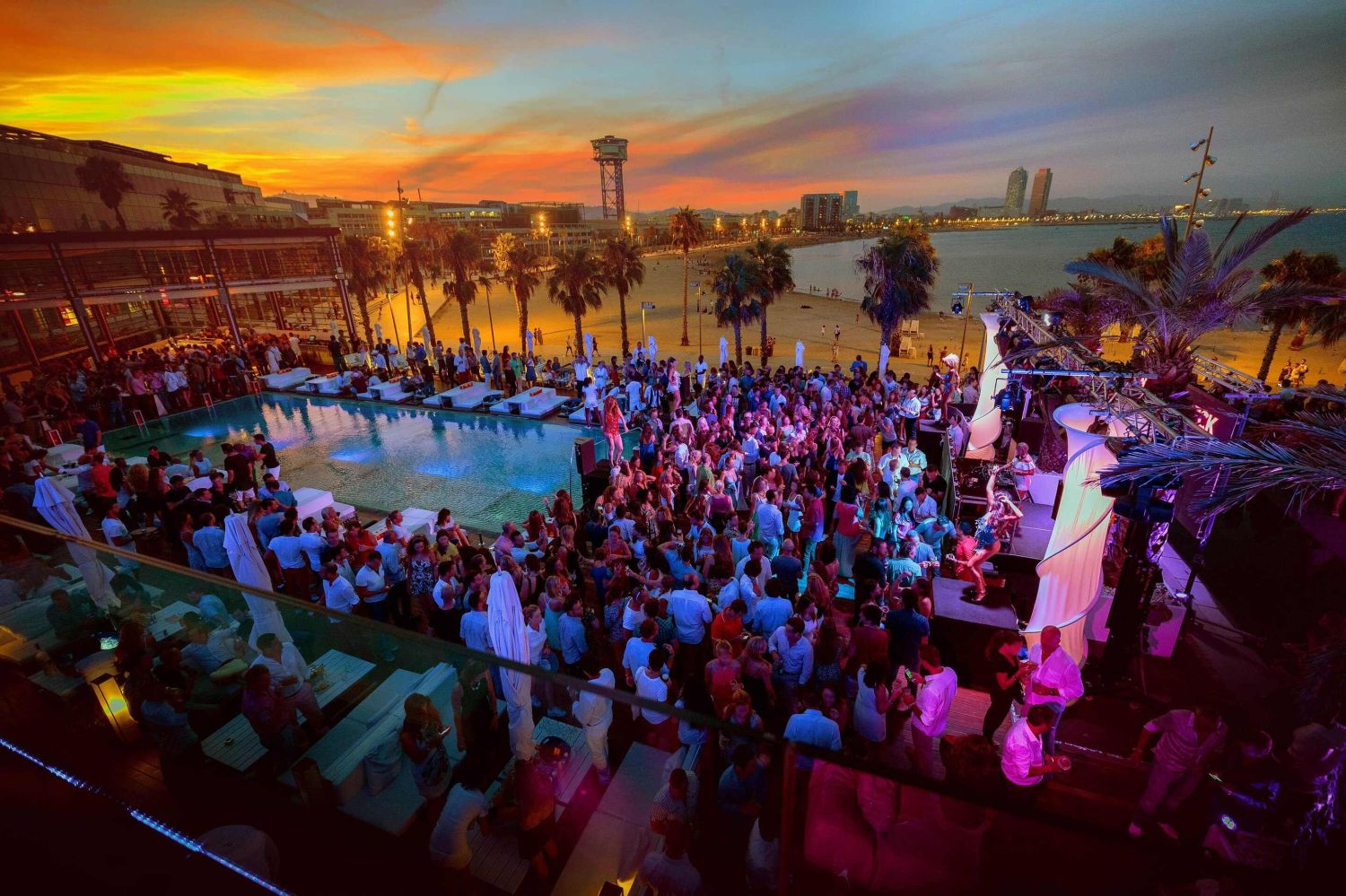 Barcelona nocturna: un laberinto de arte, historia y fiesta