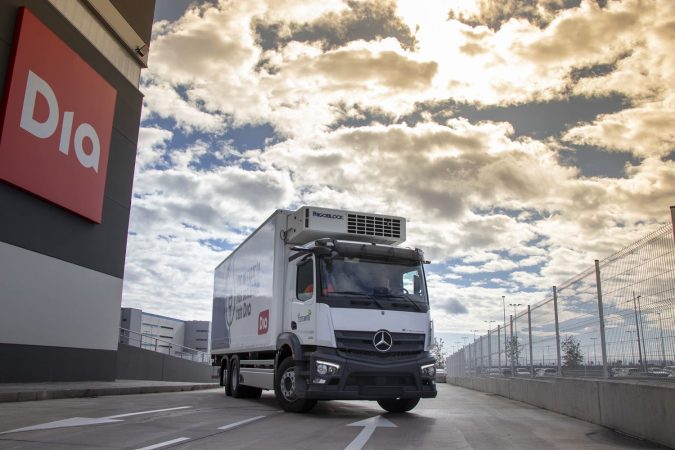 Dia avanza hacia una logística más sostenible de la mano de Mercedes-Benz Trucks 1 Merca2.es Dia y Mercedes Benz Trucks Nuevo camion electrico 3 Merca2.es