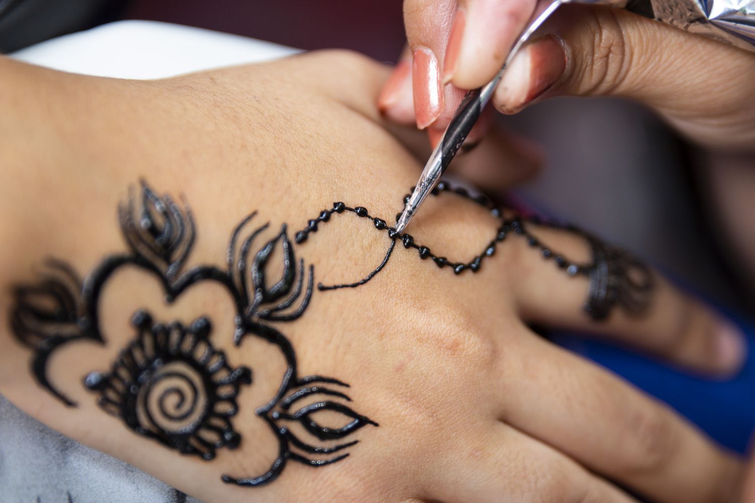 El Ministerio de Sanidad advierte de los graves riesgos de los tatuajes de henna negra