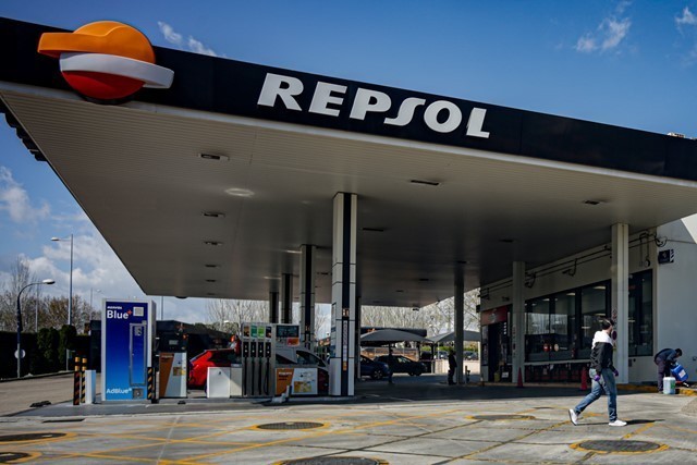 ¿Es cierto que las gasolineras low-cost adulteran el combustible con agua?