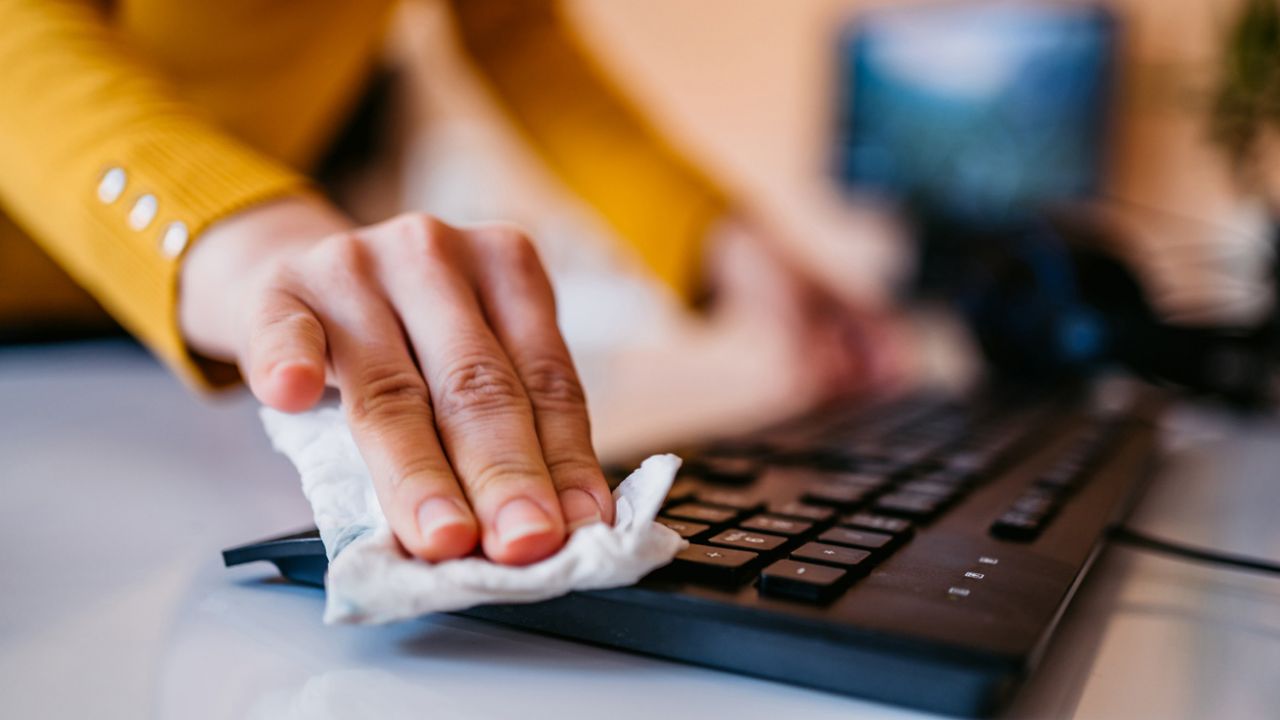 Esta es la mejor manera de limpiar el teclado sin que afecte a tu ordenador