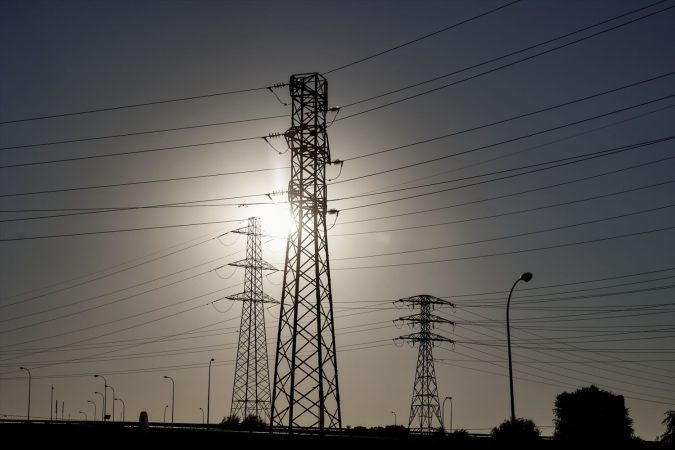 El precio de la luz se desploma un 20% este jueves en plena ola de frío 1 Merca2.es Vista de una torre de alta tensión, a 23 de agosto de 2023, en Madrid (España). En esta cuarta ola de calor, la más prolongada en lo que va de verano, el precio de la luz se ha disparado.