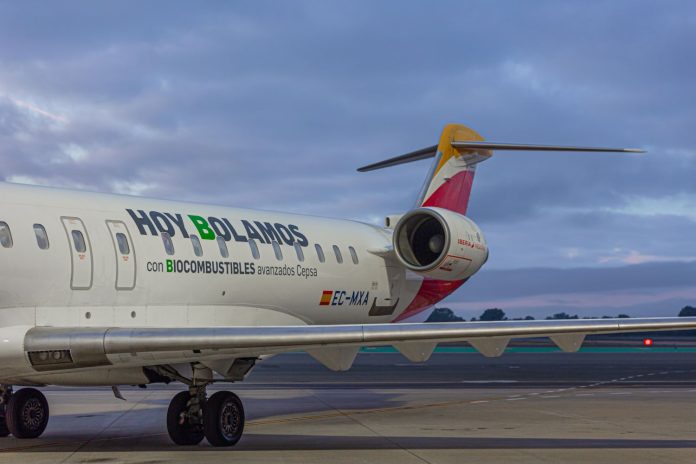 Cepsa ha comenzado a comercializar combustible sostenible de aviación (SAF) en el aeropuerto de Málaga, el cuarto de España con mayor tráfico de pasajeros con alrededor de 20 millones a finales de 2023.