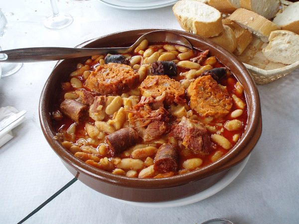 Fabada en cazuela de barro Merca2.es