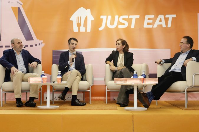 Íñigo Barea, Director General de Just Eat España y ha contado con la participación de José Luis Yzuel, Presidente de Hostelería de España, Adriana Bonezzi, Directora General de Marcas de Restauración y Diego Sebastián de Erice, Director de Desarrollo ecommerce de Dia España. 