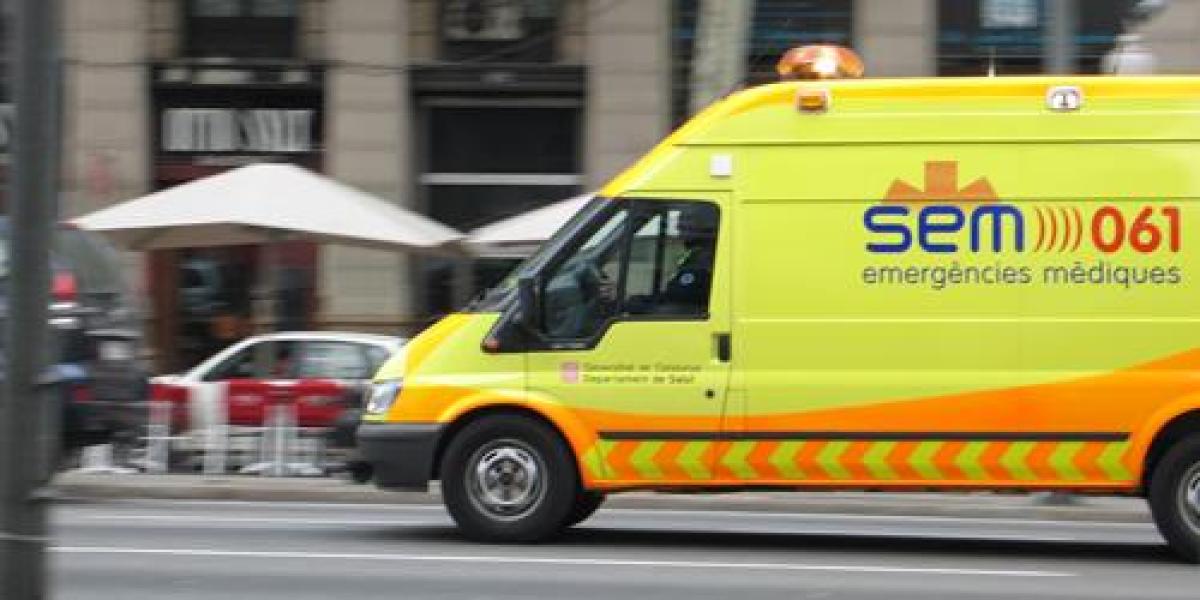 La DGT advierte de lo que te puede pasar si te saltas un semáforo para dejar pasar a una ambulancia