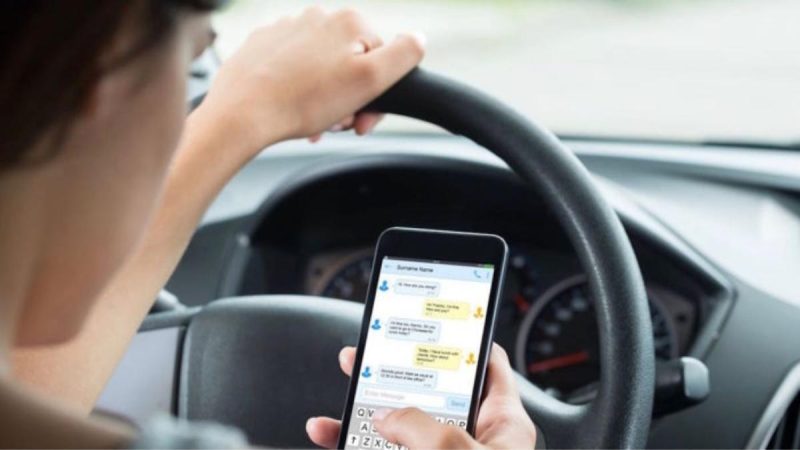 La DGT informa sobre la única acción que puedes realizar con tu móvil mientras conduces