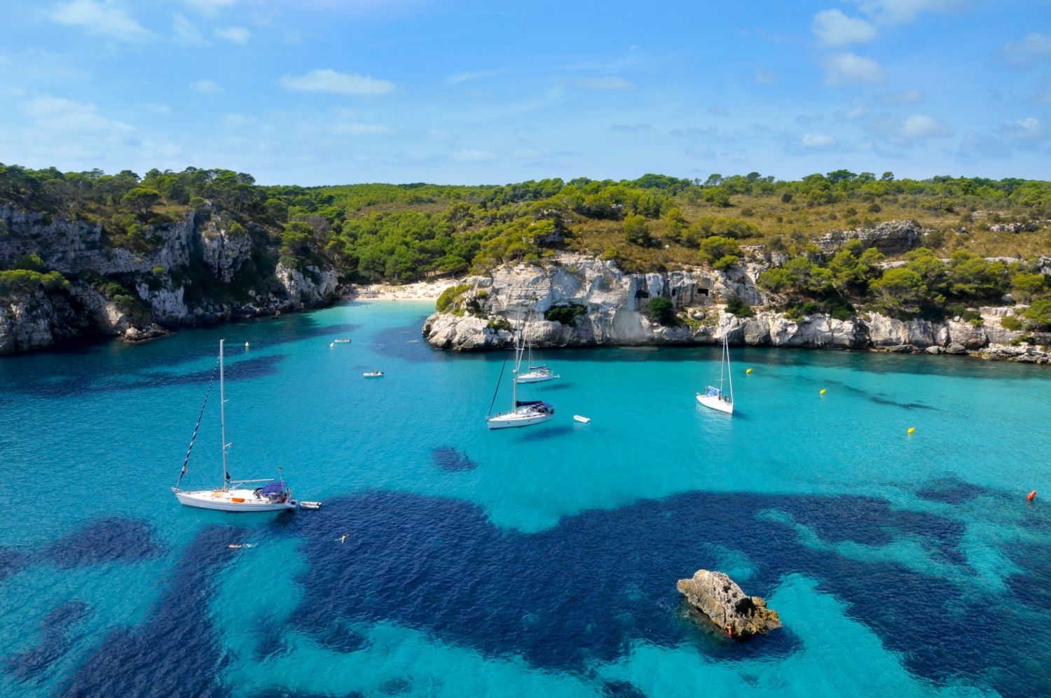 Las playas secretas de Menorca: Calas azules para perderse en el Mediterráneo
