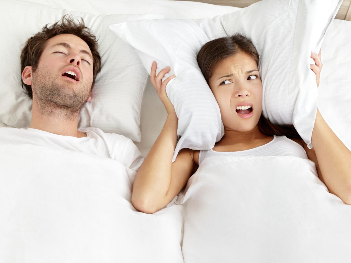 Si tú o tu pareja roncan por las noches probad a beber esto antes de ir a la cama