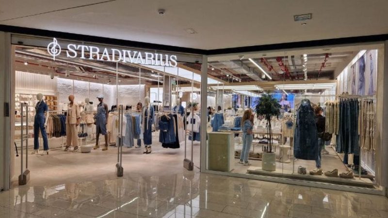 Stradivarius adelanta las rebajas: aprovecha para renovar tu armario por menos de 25 euros 10 Merca2.es Stradivarius tienda 1280x720 1 Merca2.es