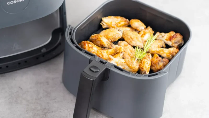Esta es la mejor manera de limpiar la air fryer: en cuestión de segundos y sin perjudicar su resistencia 27 Merca2.es alitas de pollo en freidora de aire 1200x675 1 Merca2.es