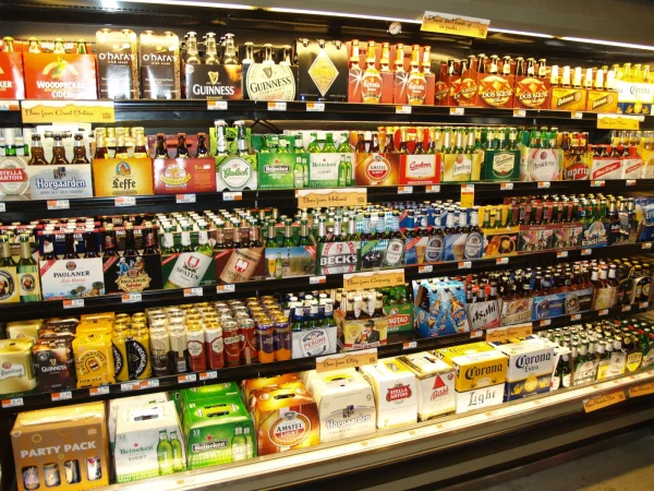 La mejor cerveza del 'súper' es de marca blanca y solo cuesta 30 céntimos, según informa la OCU 1 Merca2.es beer at a grocery store in new york city Merca2.es