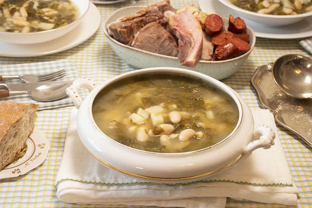Caldo gallego tradicional: un manjar para combatir el frío otoñal