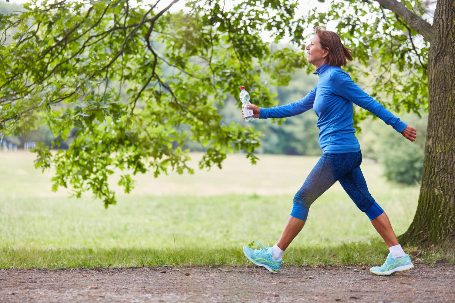 Andar puede ser una excelente forma de quemar calorías para aquellas personas que quieren mejorar su condición física y tener una vida saludable. 