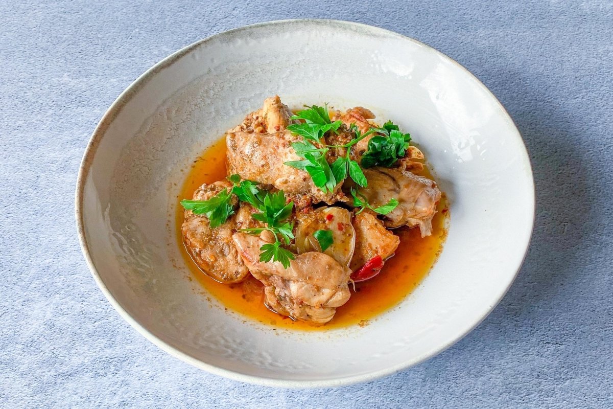 Exótica receta canaria de conejo en salmorejo, un choque de sabores