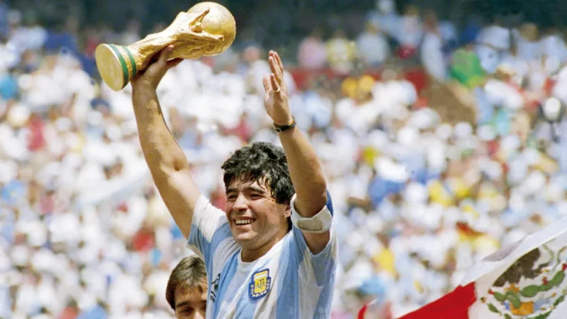 Se cumplen tres años del adiós al D10s Diego Armando Maradona: el legado inmortal del reino del fútbol 2 Merca2.es diego maradona argentina Merca2.es