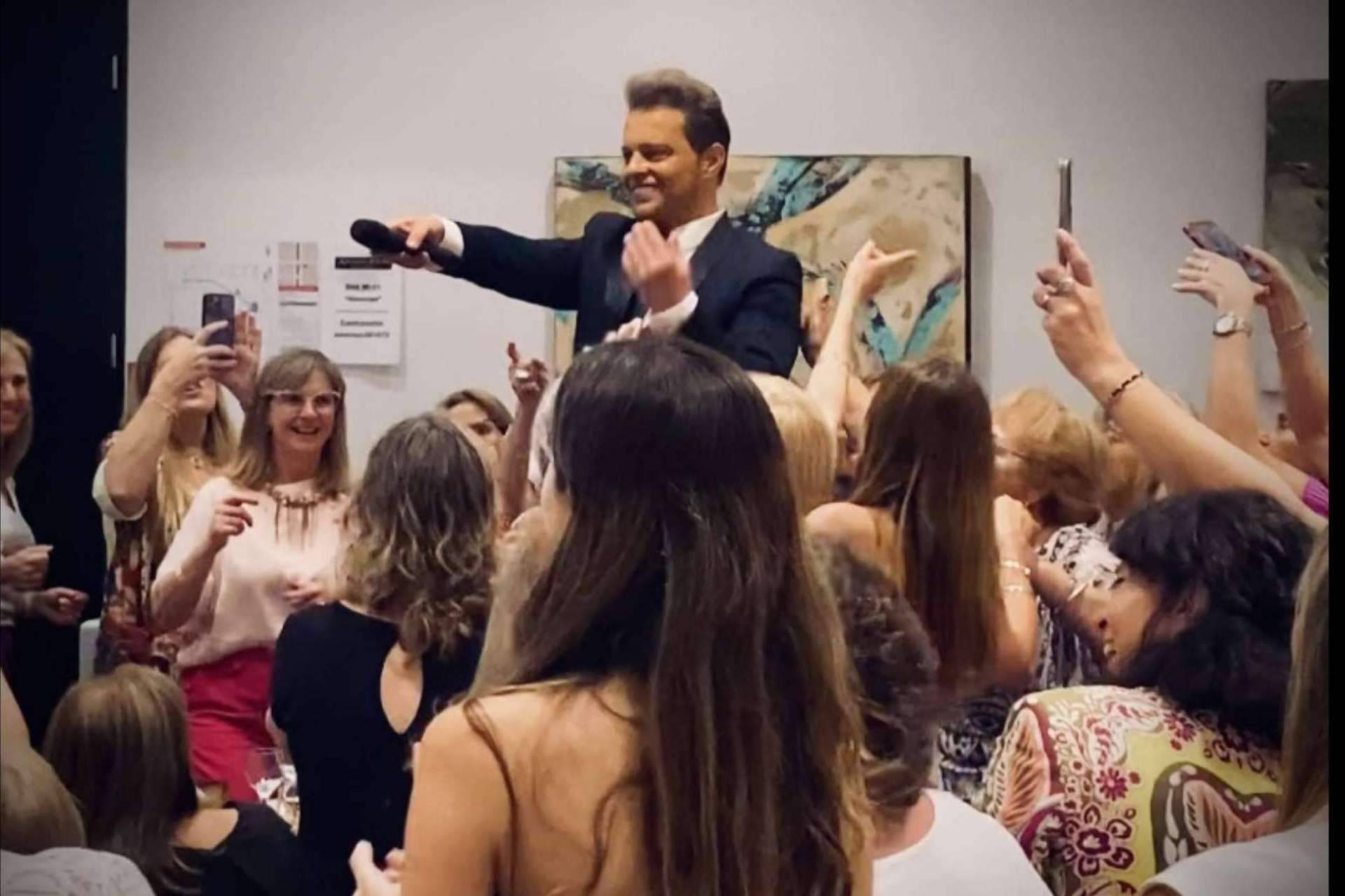 Animación de fiestas en vivo con el imitador de Luis Miguel