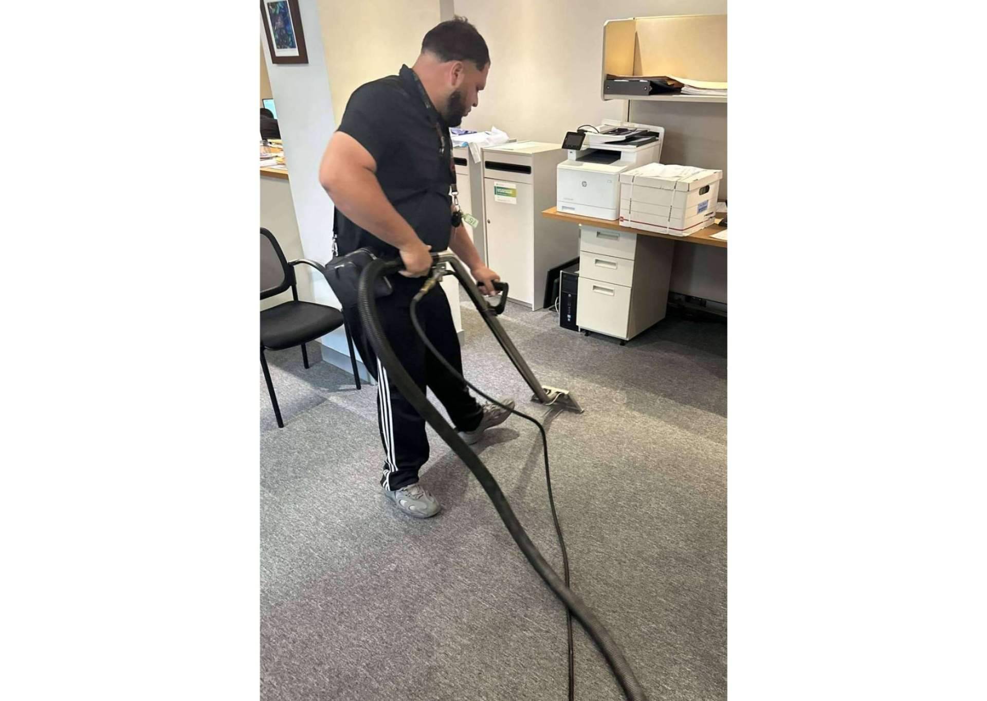 Trinidad Contractor Services proporciona su ayuda en la importante tarea de limpiar y aspirar las alfombras