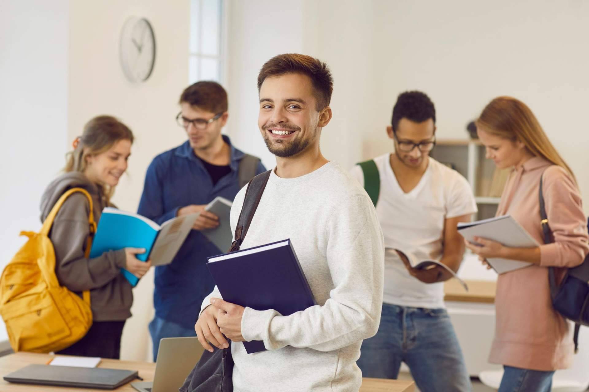 La plataforma para conocer el funcionamiento del estatus de becas es Educcando