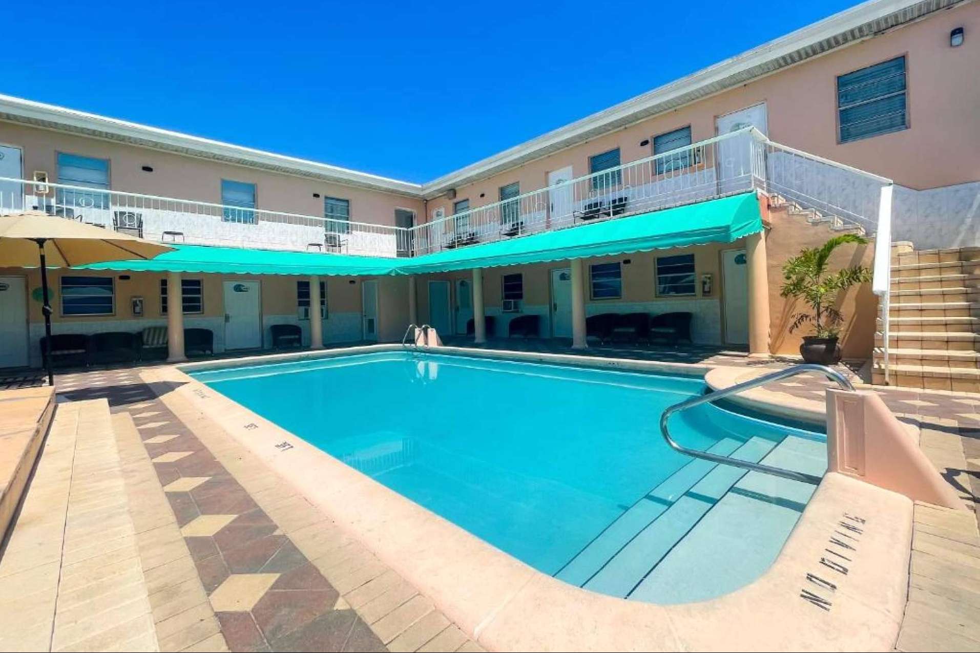 ¿Cuáles son las ventajas de alojarse en los Hollywood by the sea hotel de Hollywood Beach Hotels?