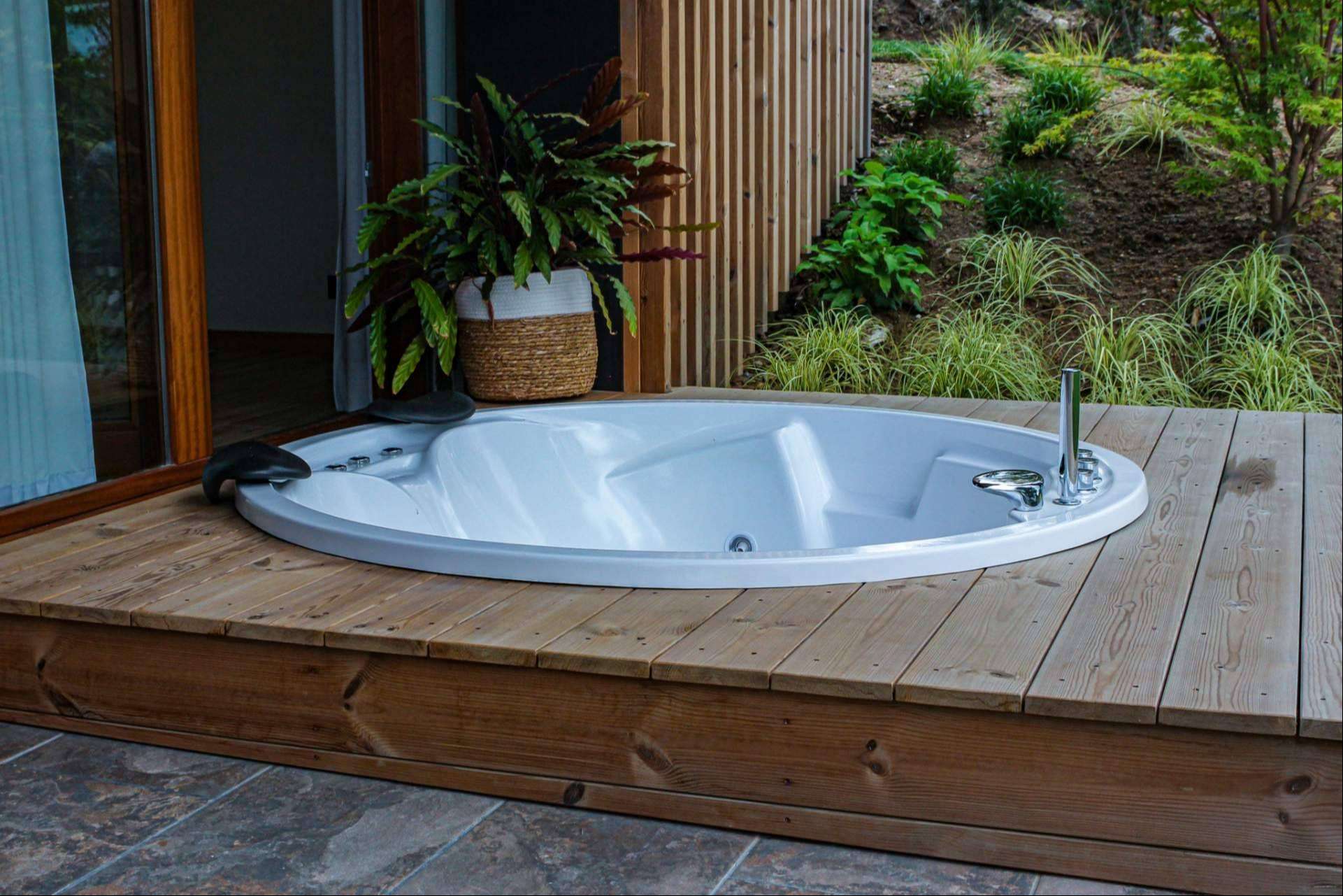 Diseñar un rincón íntimo para el relax con las bañeras redondas de Hidromasajes Eca