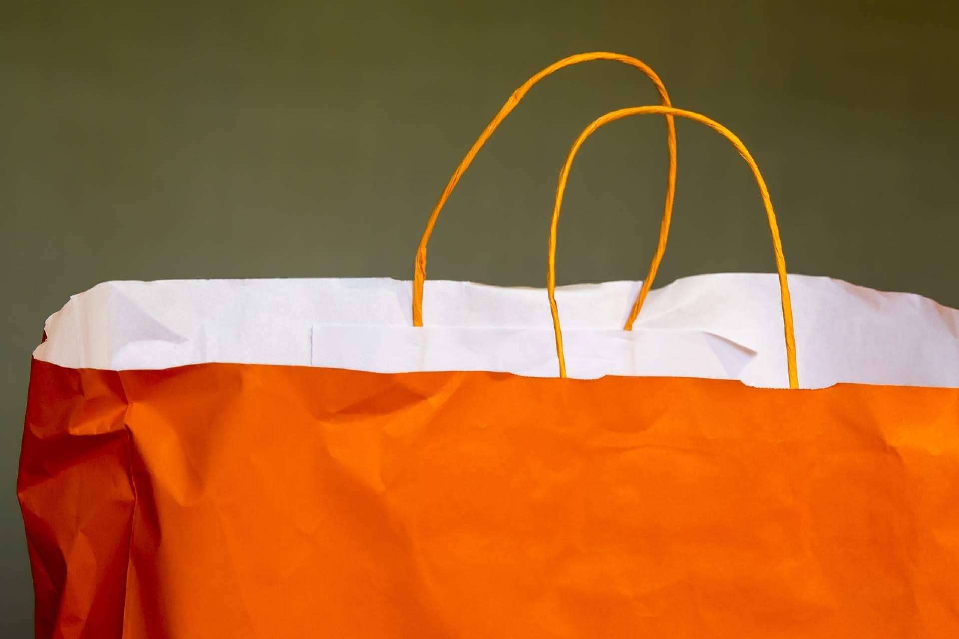 El proceso ecoamigable de frabricación de una bolsa de papel de asa rizada
