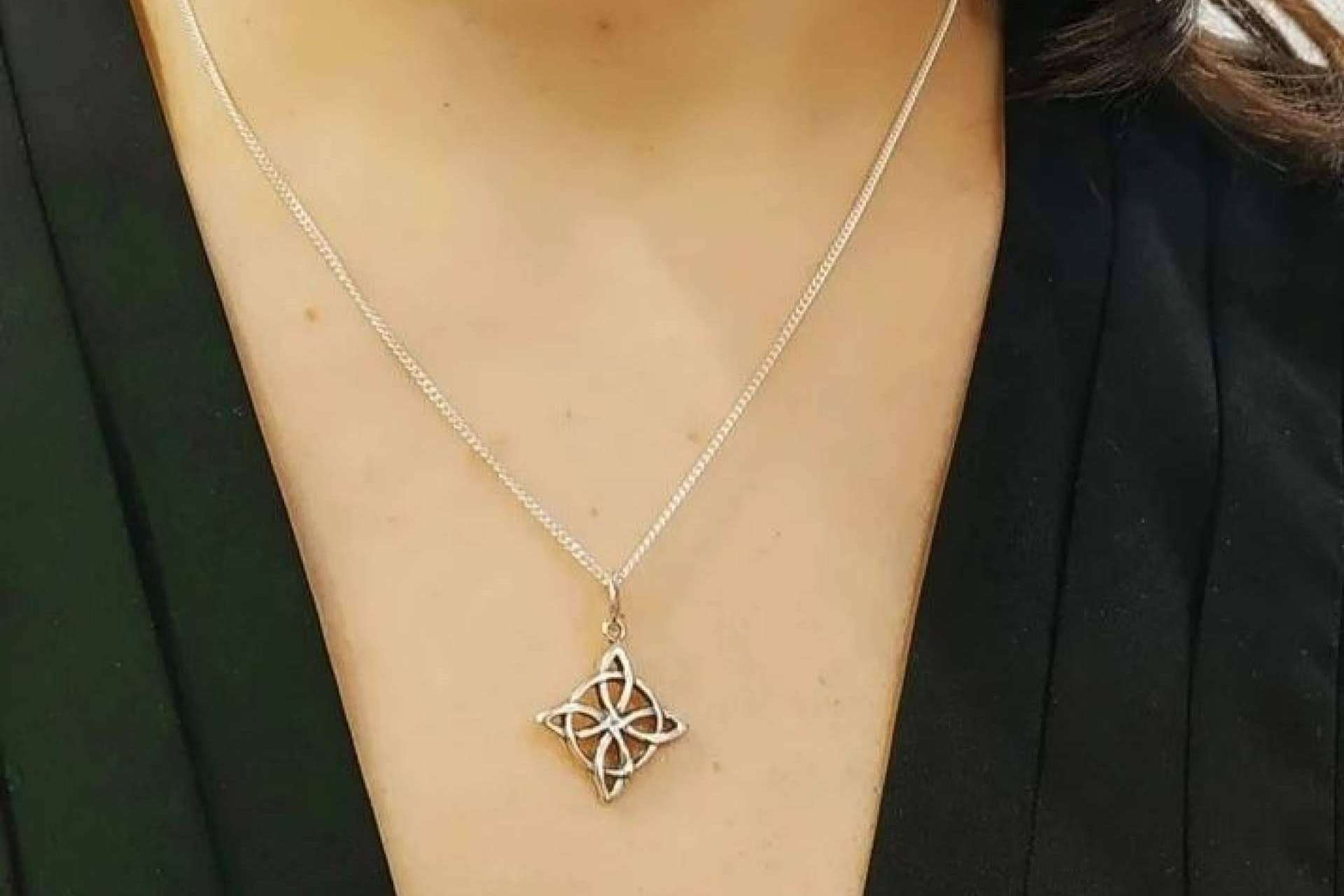 Este invierno, los colgantes de plata son clave para un look con mucho estilo