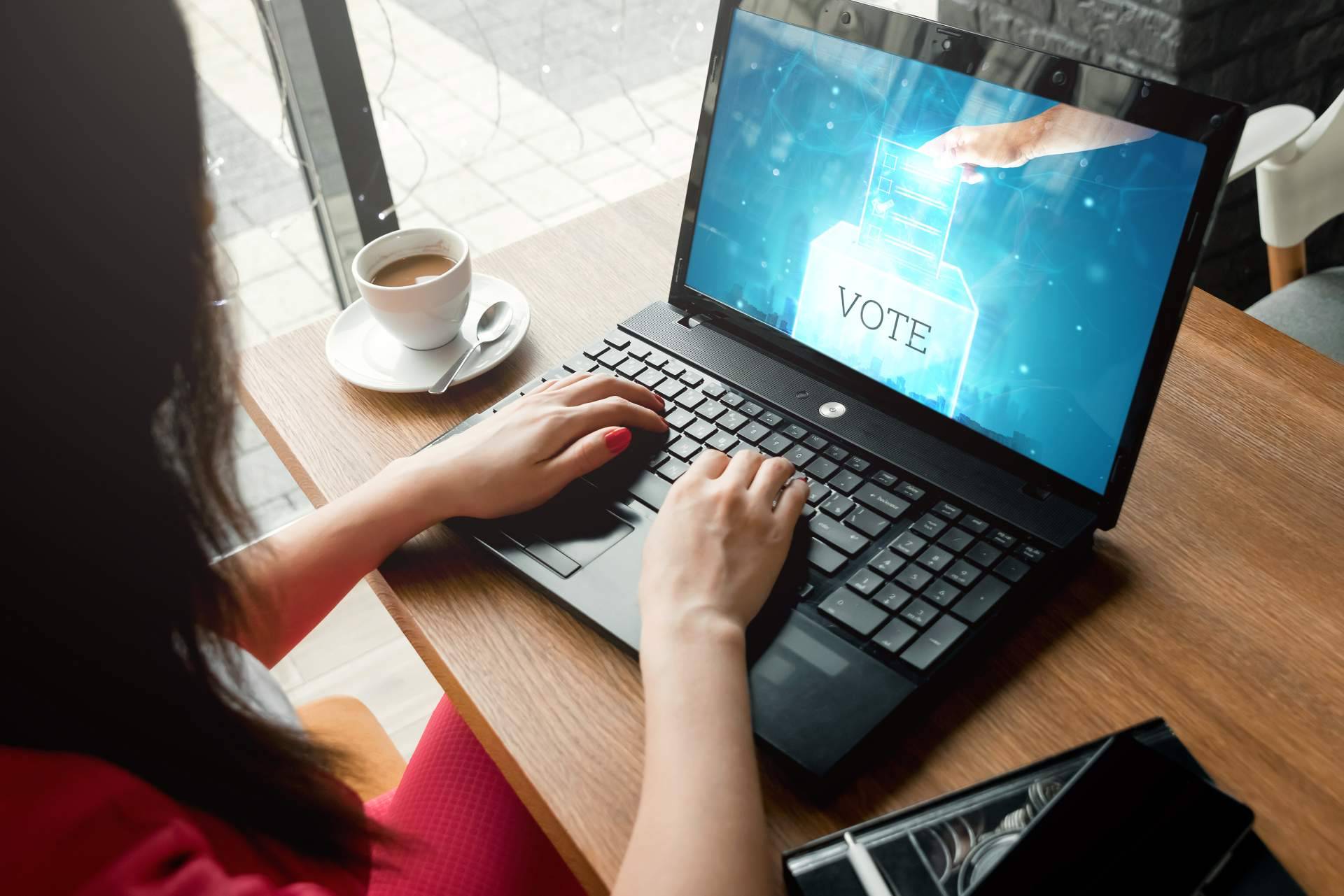 Votación online a través de internet, con la empresa Custom Vote