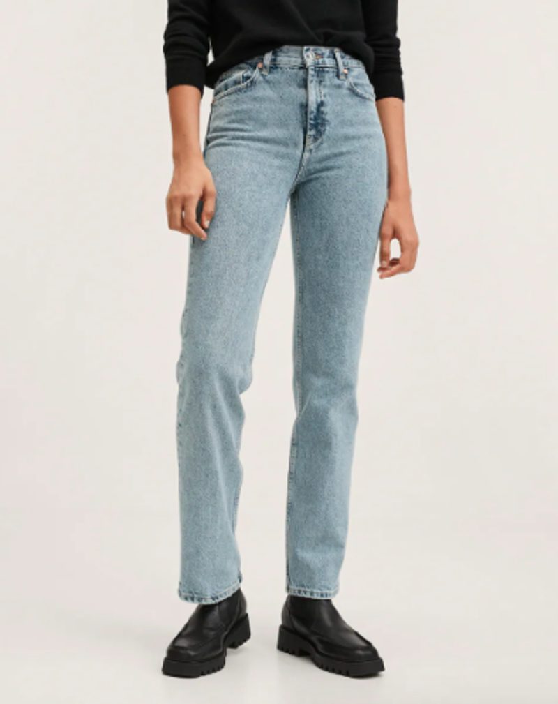Mango Outlet tiene por menos de 15 euros estos pantalones vaqueros que estilizan tu figura