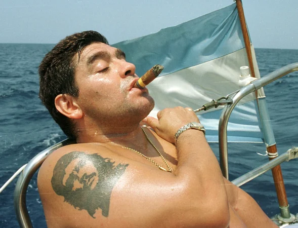 Se cumplen tres años del adiós al D10s Diego Armando Maradona: el legado inmortal del reino del fútbol 3 Merca2.es maradona barco 2148843 Merca2.es