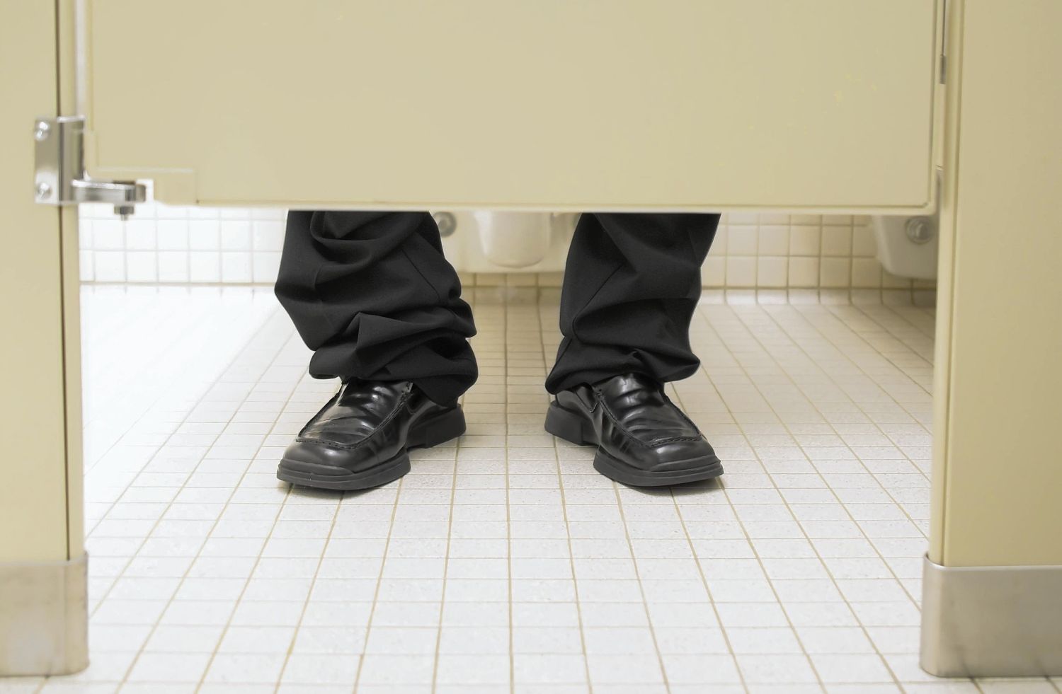 Los hombres deben hacer pis de pie o sentados ¿qué dicen los científicos? 2 Merca2.es El mejor consejo para la vejiga