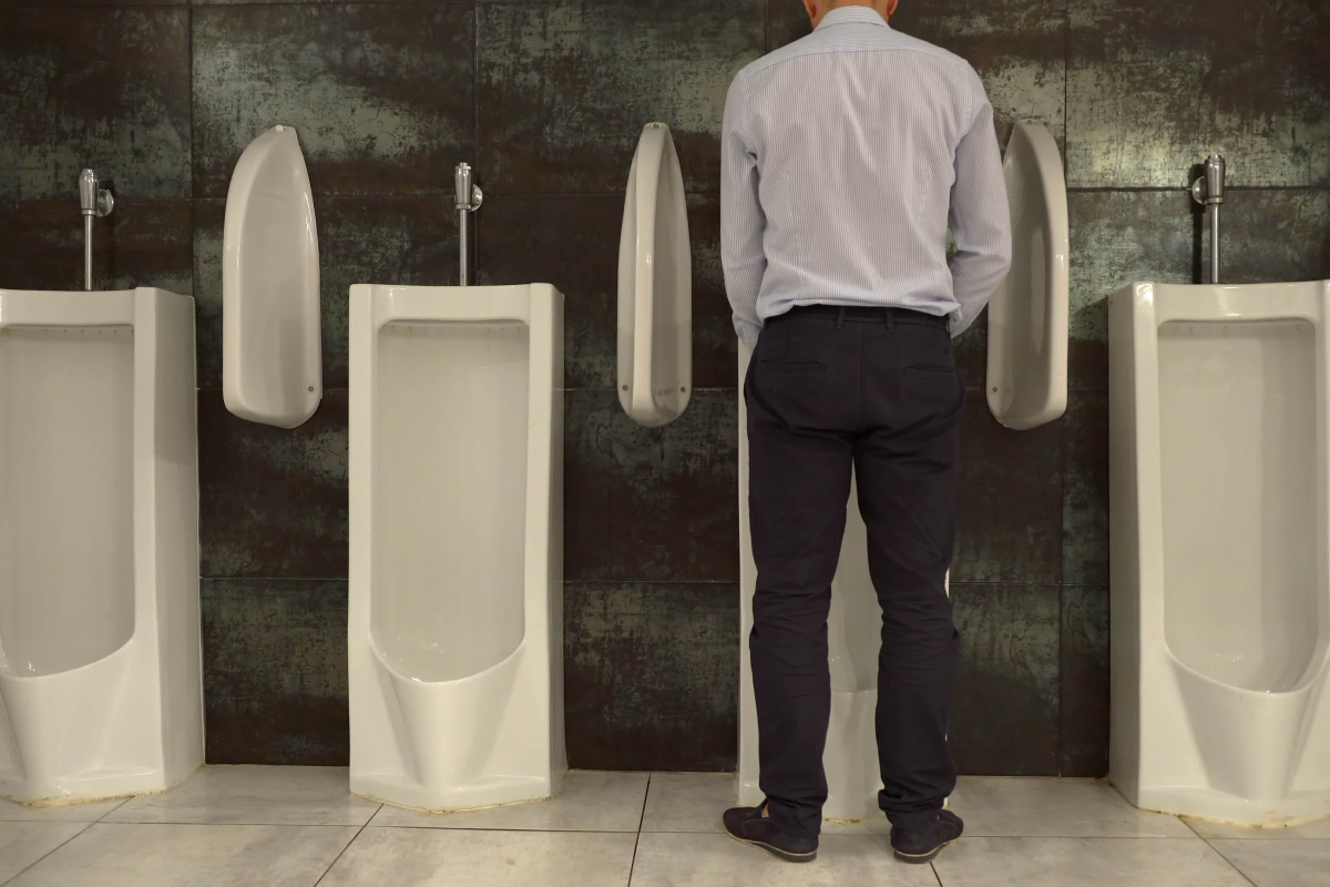 Los hombres deben hacer pis de pie o sentados ¿qué dicen los científicos? 1 Merca2.es ¿Es mejor hacer pis de pie o sentado?