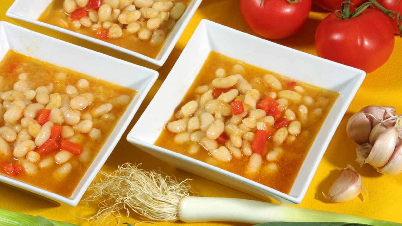 Guiso de legumbres marinero, receta de pochas con langostinos y sepia
