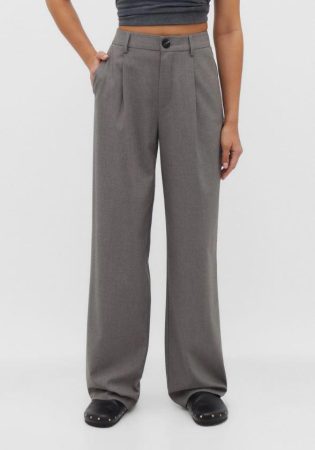Stradivarius adelanta las rebajas: aprovecha para renovar tu armario por menos de 25 euros 3 Merca2.es prendas de stradivarius pantalon gris 29071d6a 231027104239 588x841 Merca2.es