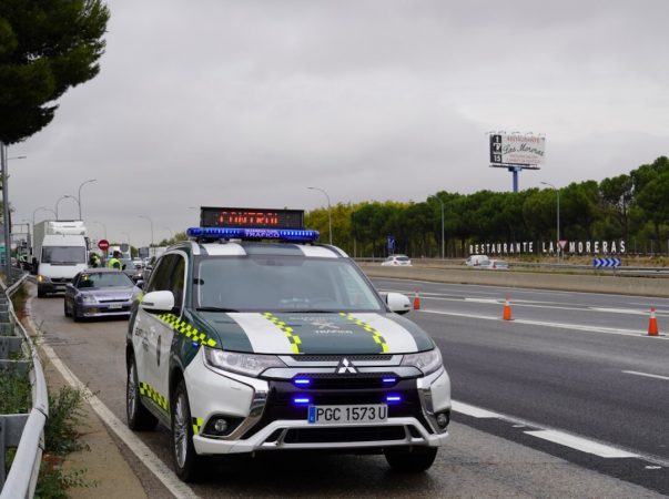 ¿Qué son y qué significan los nuevos triángulos amarillos que ha pintado la DGT en las vías? 12 Merca2.es La DGT tiene que aprender a comunicarse mejor