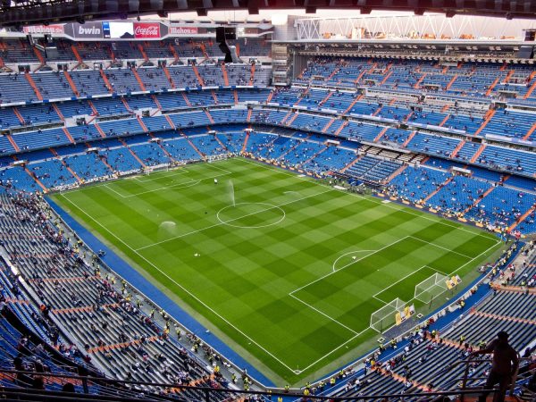 La picada de Raúl ante el Valencia que jubiló a Zubizarreta en el Santiago Bernabéu 2 Merca2.es santiago bernabeu 1 Merca2.es