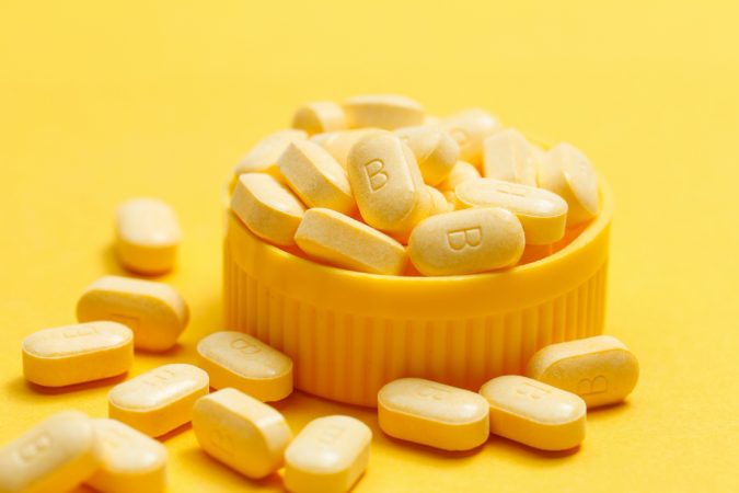 tabletas vitamina b sobre fondo amarillo Merca2.es