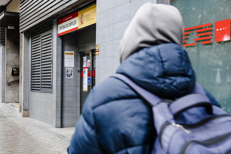 Trabajo se reúne este lunes con sindicatos y empresarios para abordar la reforma del subsidio de paro