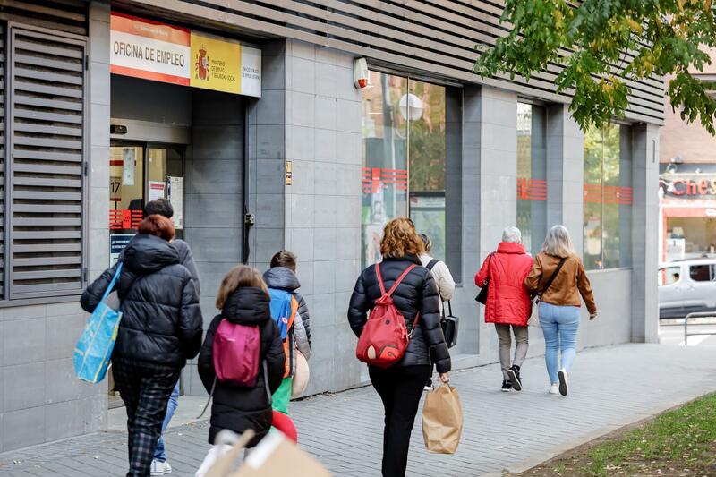 El paro baja en 24.573 personas en noviembre impulsado por el sector servicios