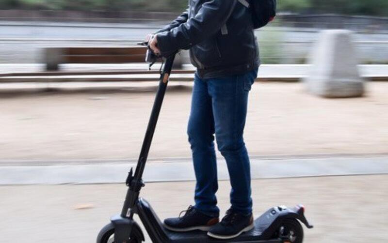 Renfe prohíbe el acceso con patinetes eléctricos a todos sus trenes a partir de este martes