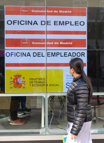 Las ventas de las grandes empresas se redujeron en octubre un 0,7%, su primera caída desde febrero de 2021