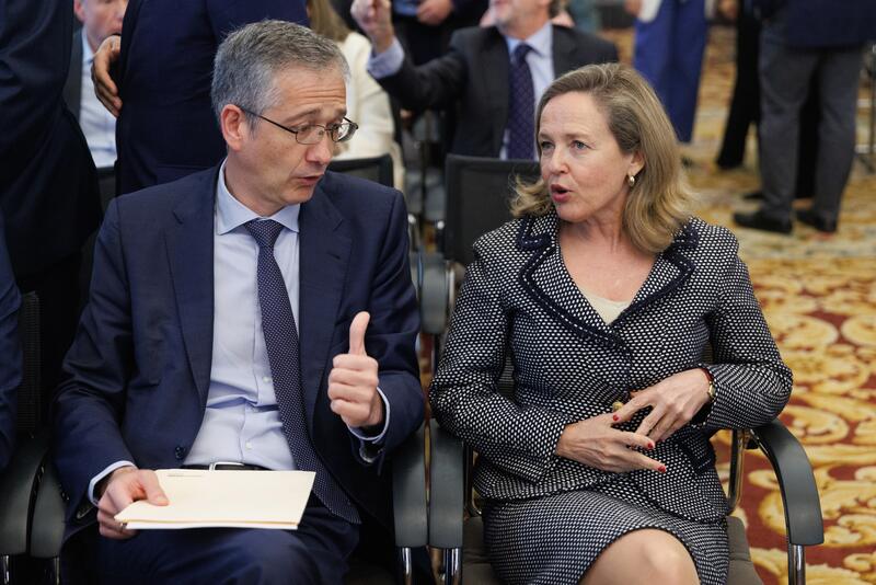 Calviño se reúne este lunes con Hernández de Cos y las patronales bancarias