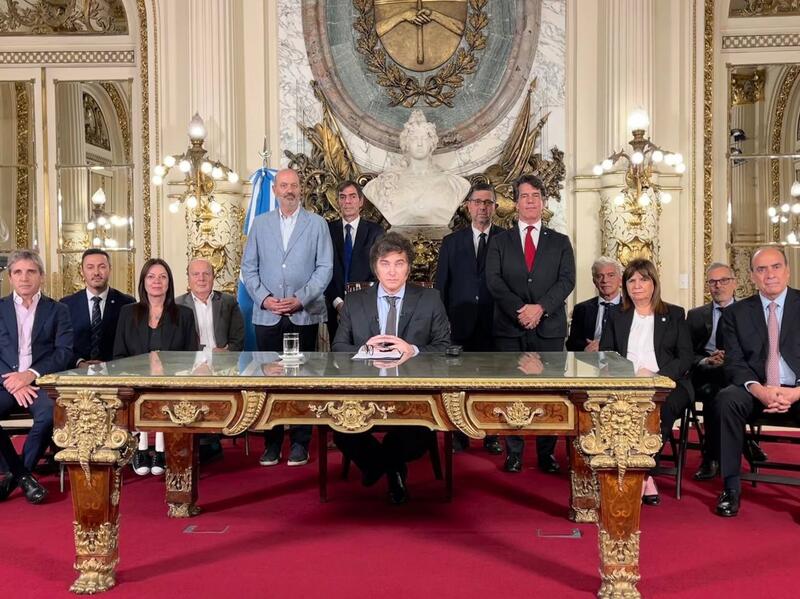 Milei anuncia un decreto para desregular la economía argentina y privatizar empresas públicas
