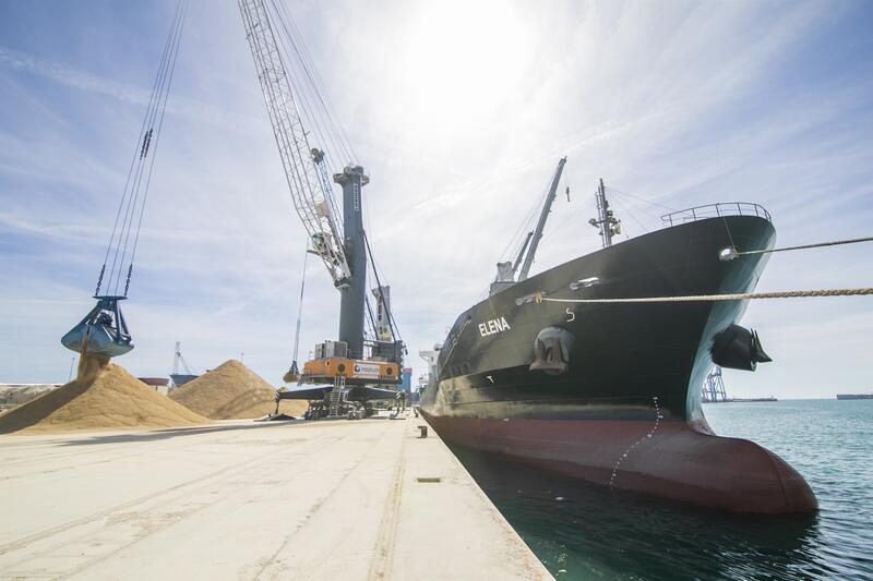 Los puertos necesitan invertir 450 millones hasta 2030 para electrificar su operativa y bajar las emisiones