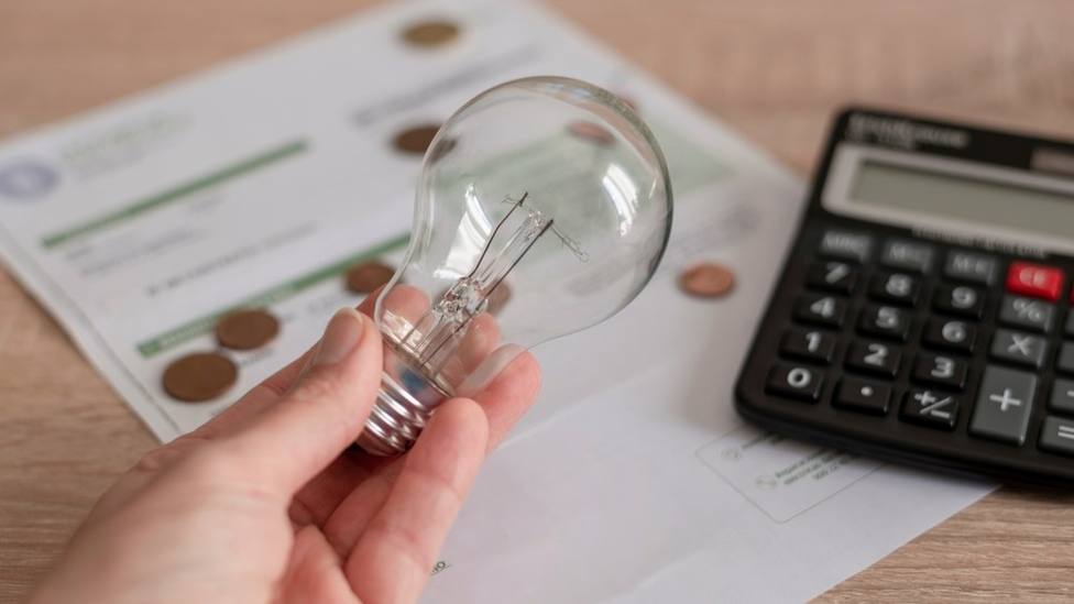 El precio de la luz se mantendrá este domingo a cero euros/MWh durante 16 horas