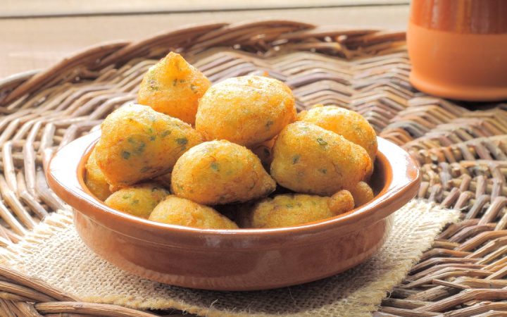 BUNUELOS DE BACALAO CON CERVEZA Y PARMESANO shutterstock 179006618 COMPRADA 1080x675 1 Merca2.es